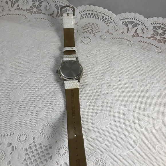 Betty Boop Kisses Watch with White Leather Strap - Picture 3 of 3